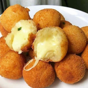 MINI BOLINHA DE QUEIJO CONGELADA
