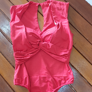 BODY COM DETALHE NO BUSTO E BOJO