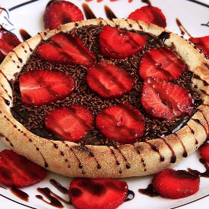 ESFIHA BRIGADEIRO COM MORANGO